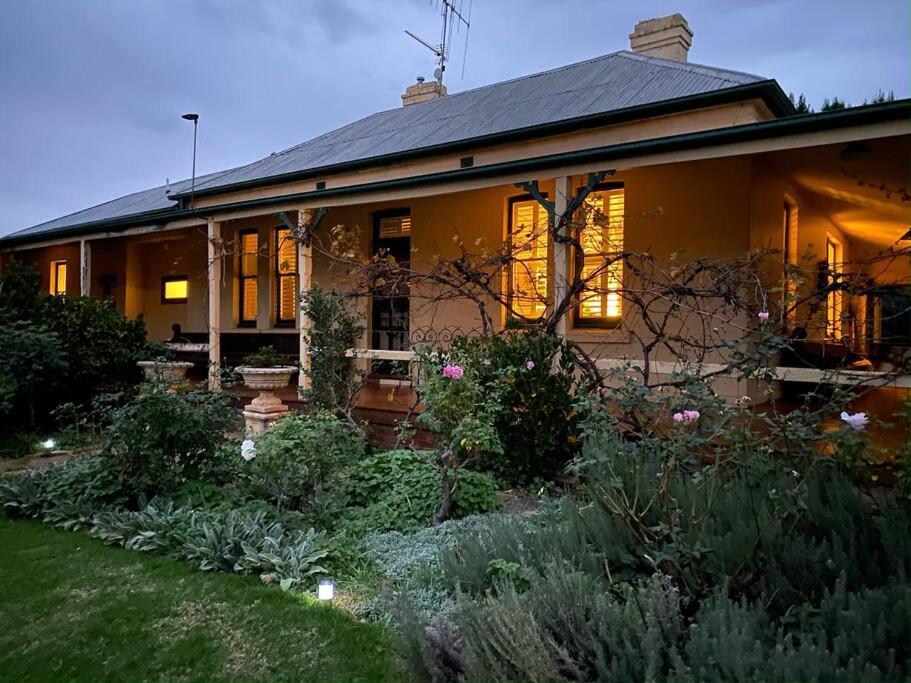 Wonga - A Secluded Oasis In The Heart Of Parkes Villa Exterior photo