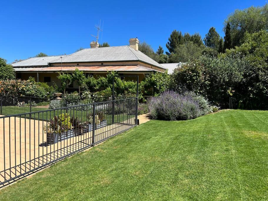 Wonga - A Secluded Oasis In The Heart Of Parkes Villa Exterior photo