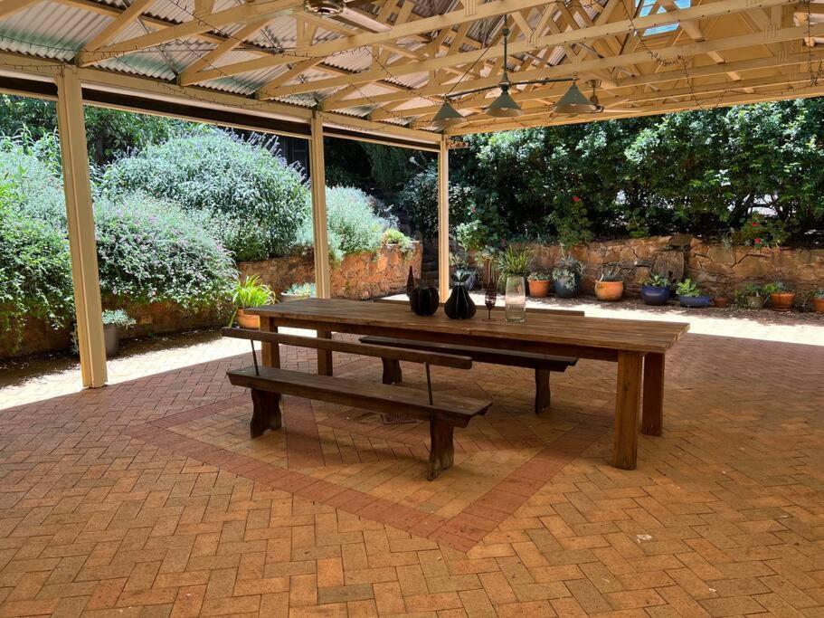 Wonga - A Secluded Oasis In The Heart Of Parkes Villa Exterior photo